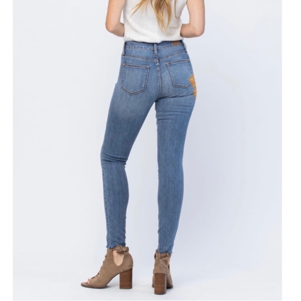 JUDY BLUE MID-RISE 70'S PATCH SKINNY JEANS. 1/25. NWT - Picture 2 of 9